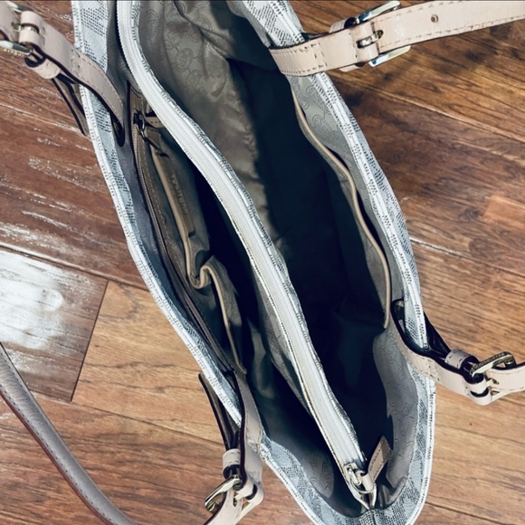 MK Handbag/Tote - Picture 2 of 5